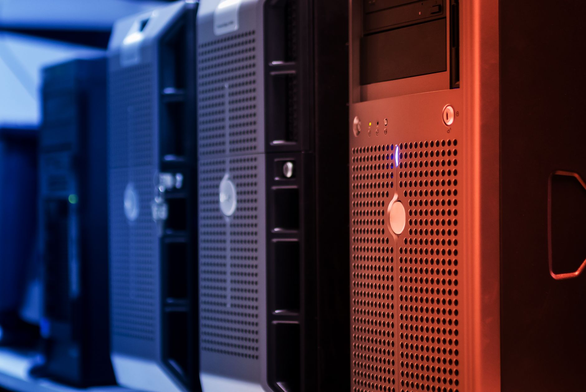 Cavi di rete colorati collegati a un server