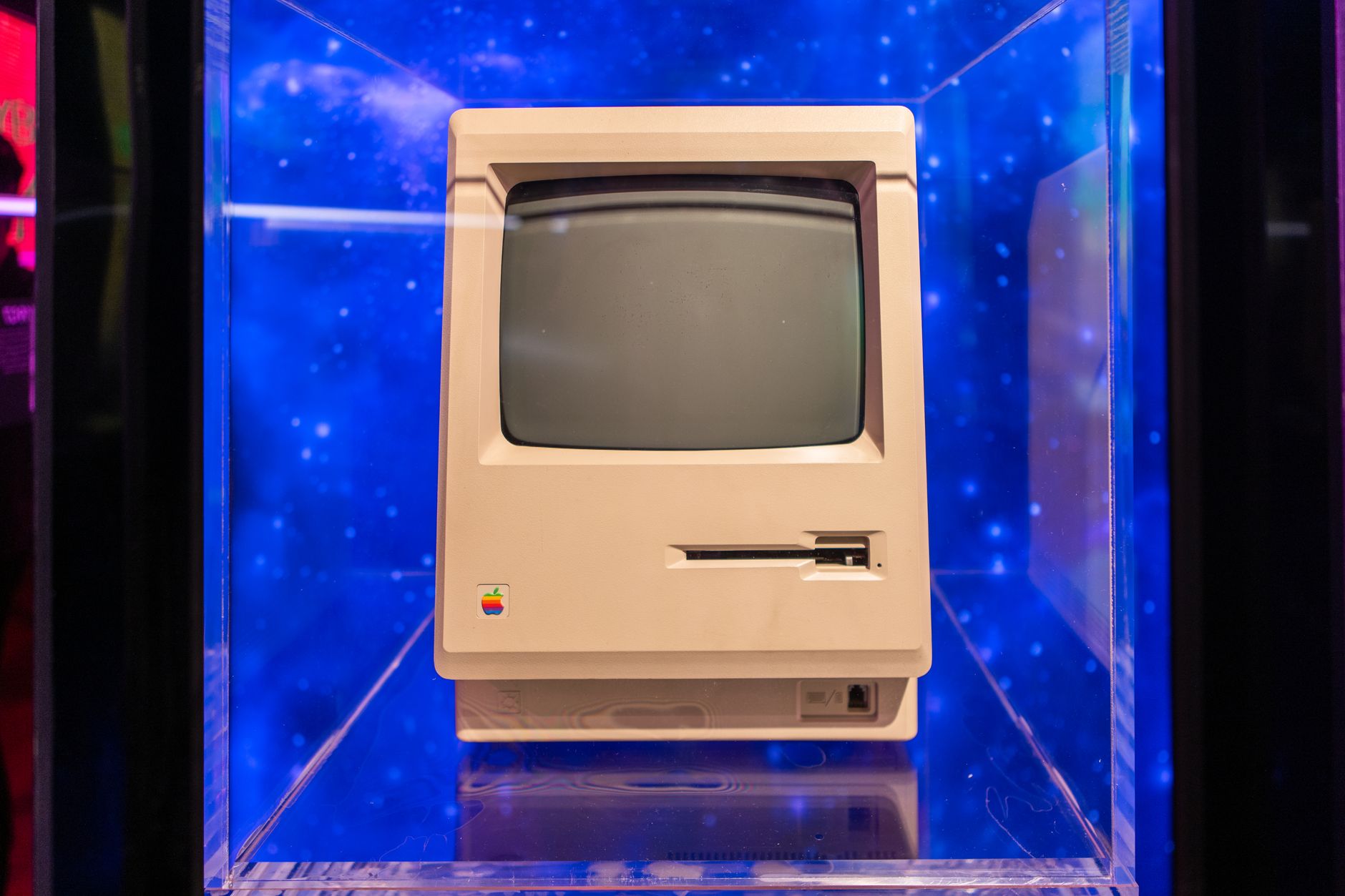 Scrivania con un computer personale d'epoca