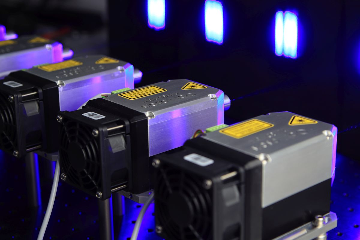 Laboratorio scientifico con strumentazione laser per la ricerca chimica