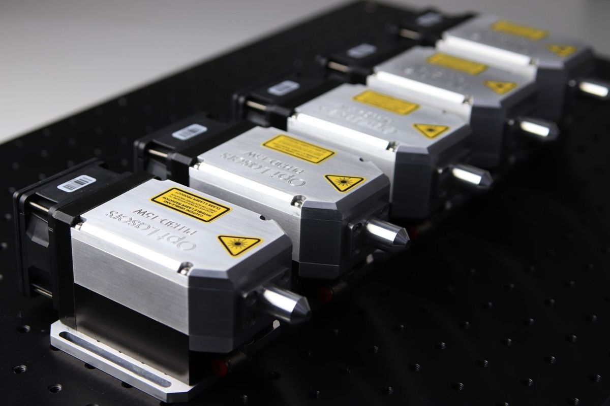 Impulso di luce laser in un laboratorio