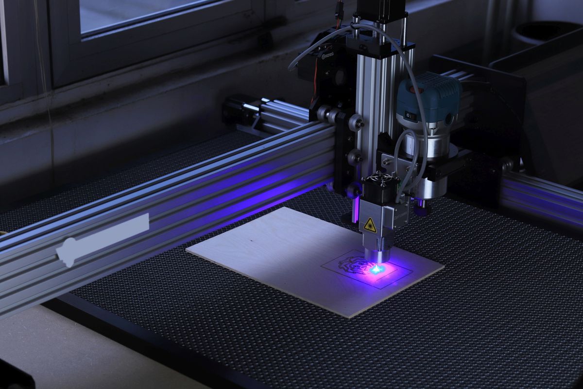 Ricercatore al lavoro in un laboratorio moderno