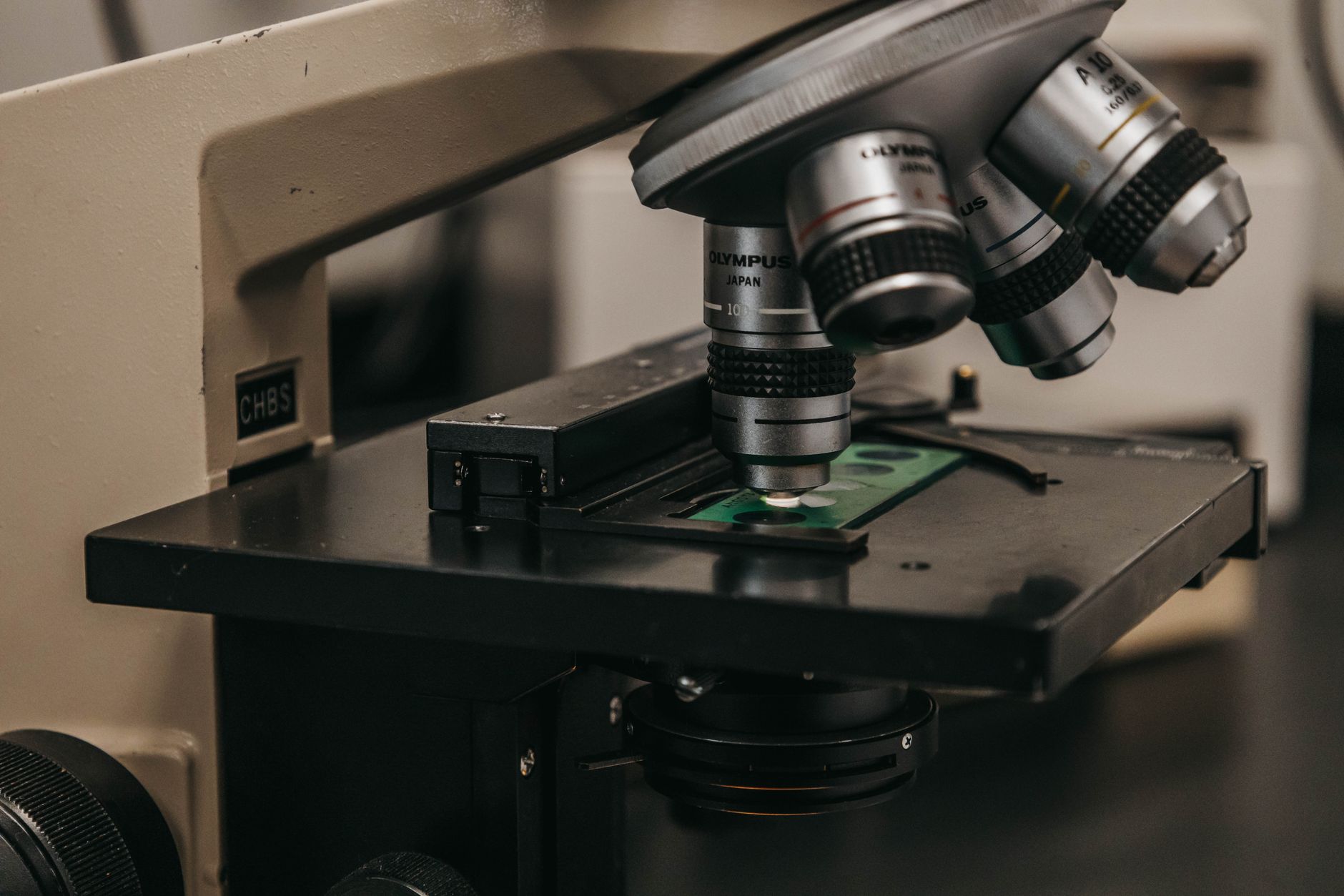 Provette e strumenti di un laboratorio scientifico