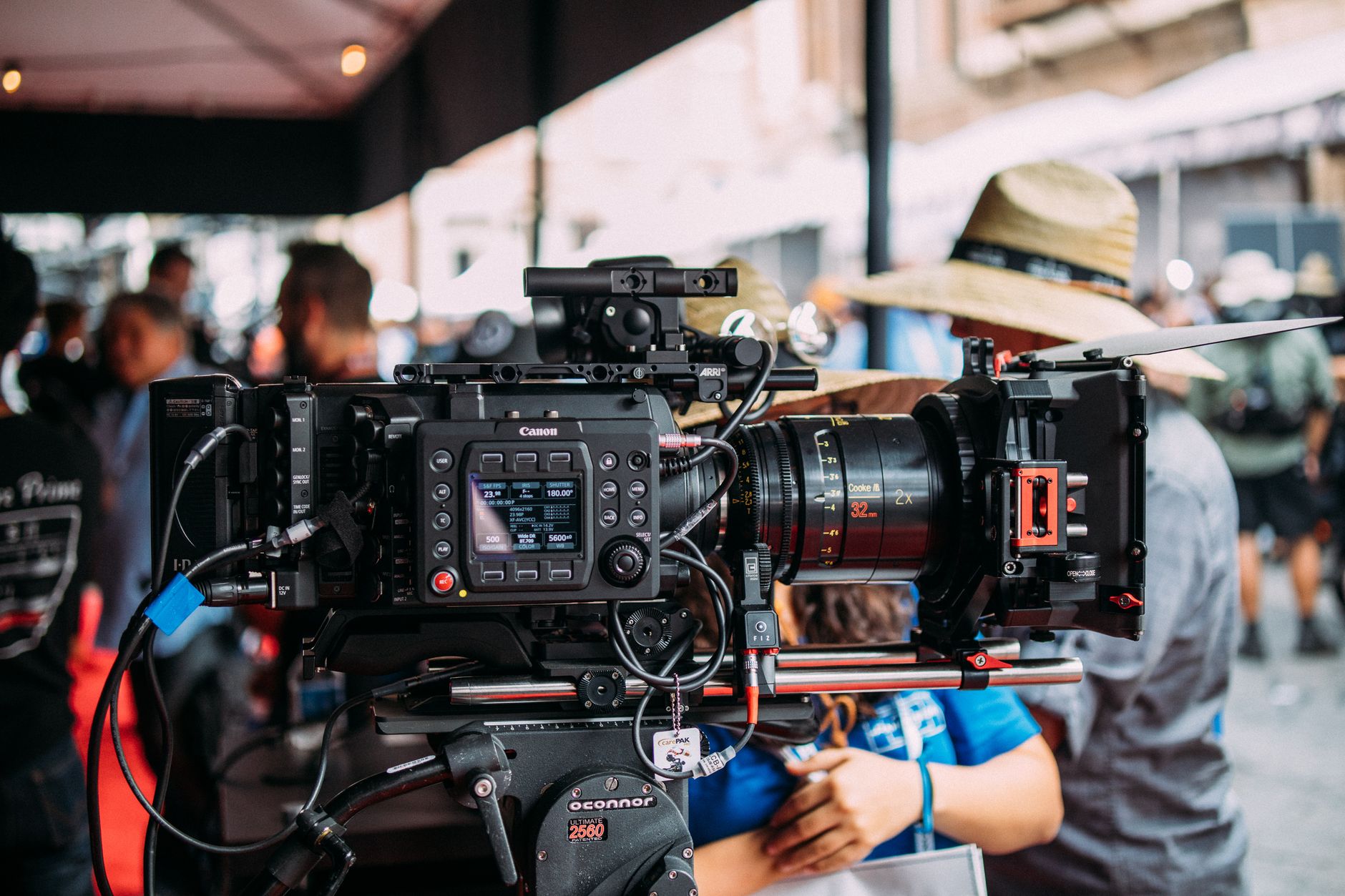 Sala cinematografica con poltrone rosse
