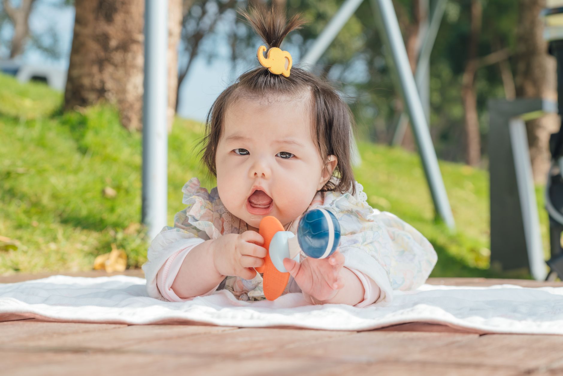 Neonato che gioca, età in cui il cervello impara ma non forma ricordi duraturi