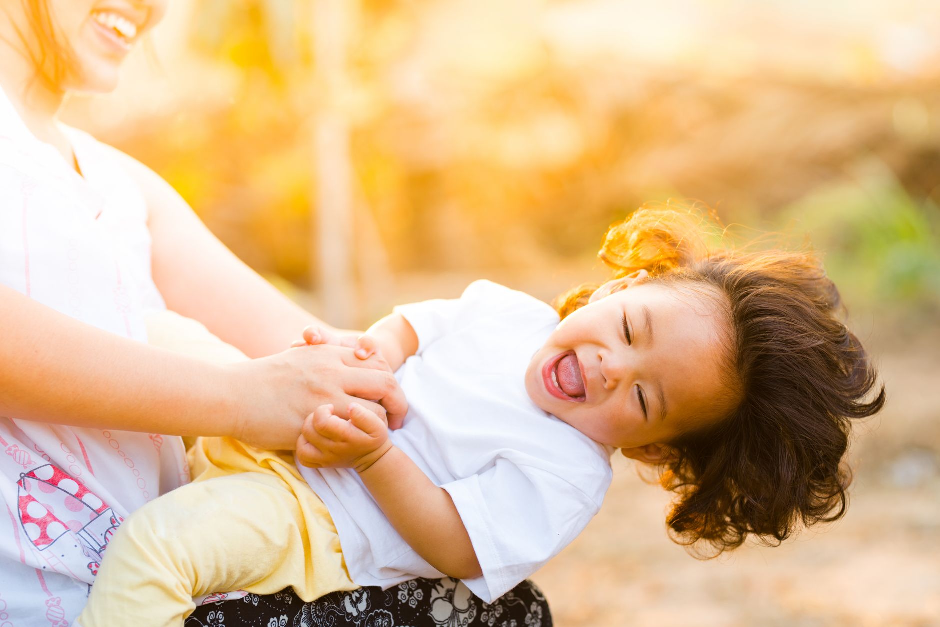 Bambino che gioca all'aperto durante la prima infanzia