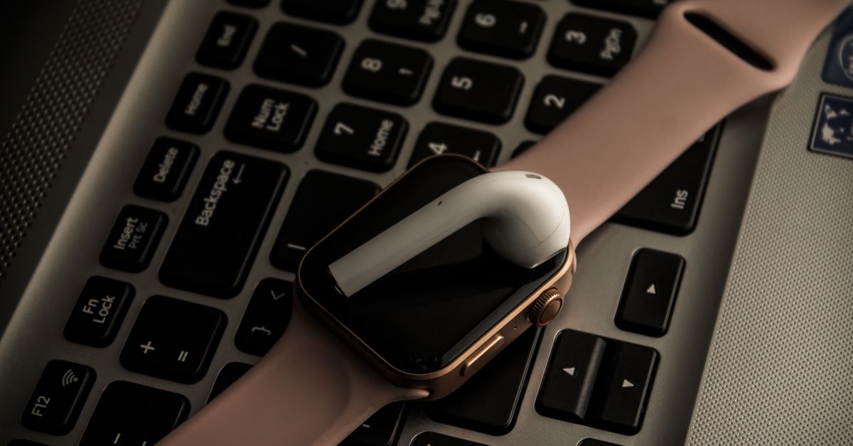 Persona che controlla i dati di attività su uno smartphone