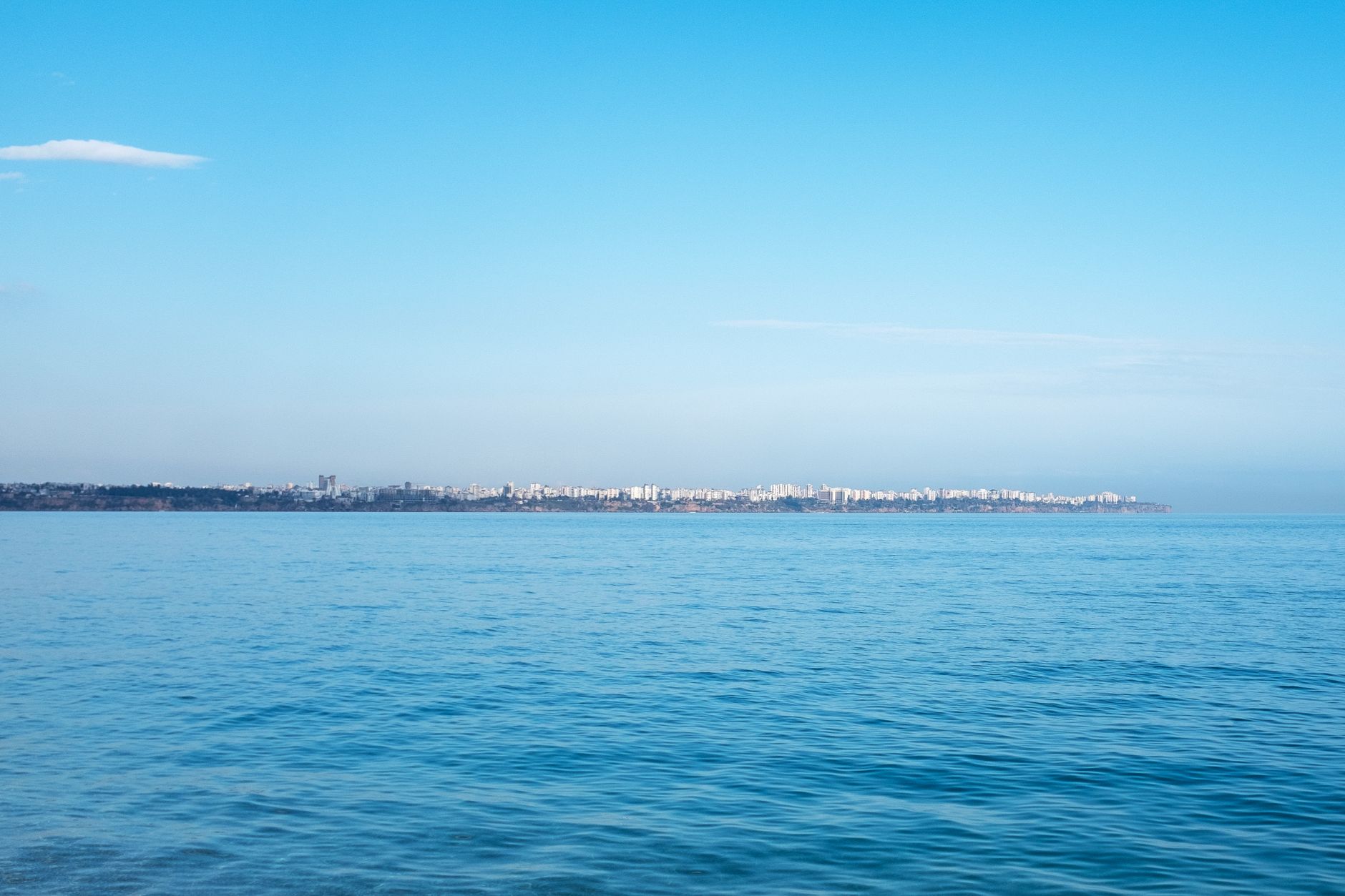 Mare e cielo azzurro all'orizzonte
