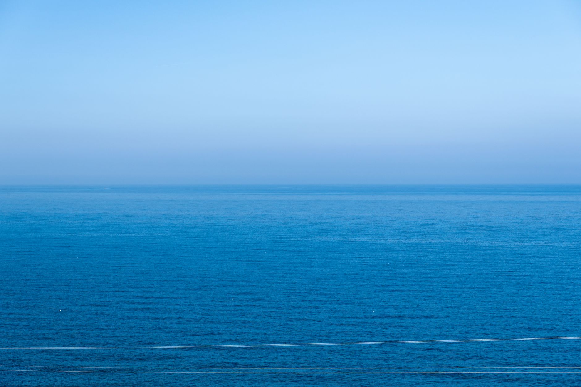 Onde del mare di un intenso colore blu
