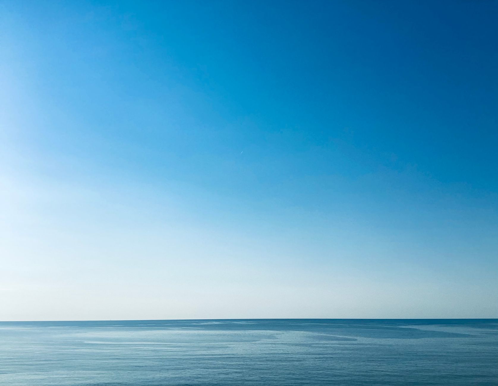 Sfumature di blu e azzurro tra acqua e cielo