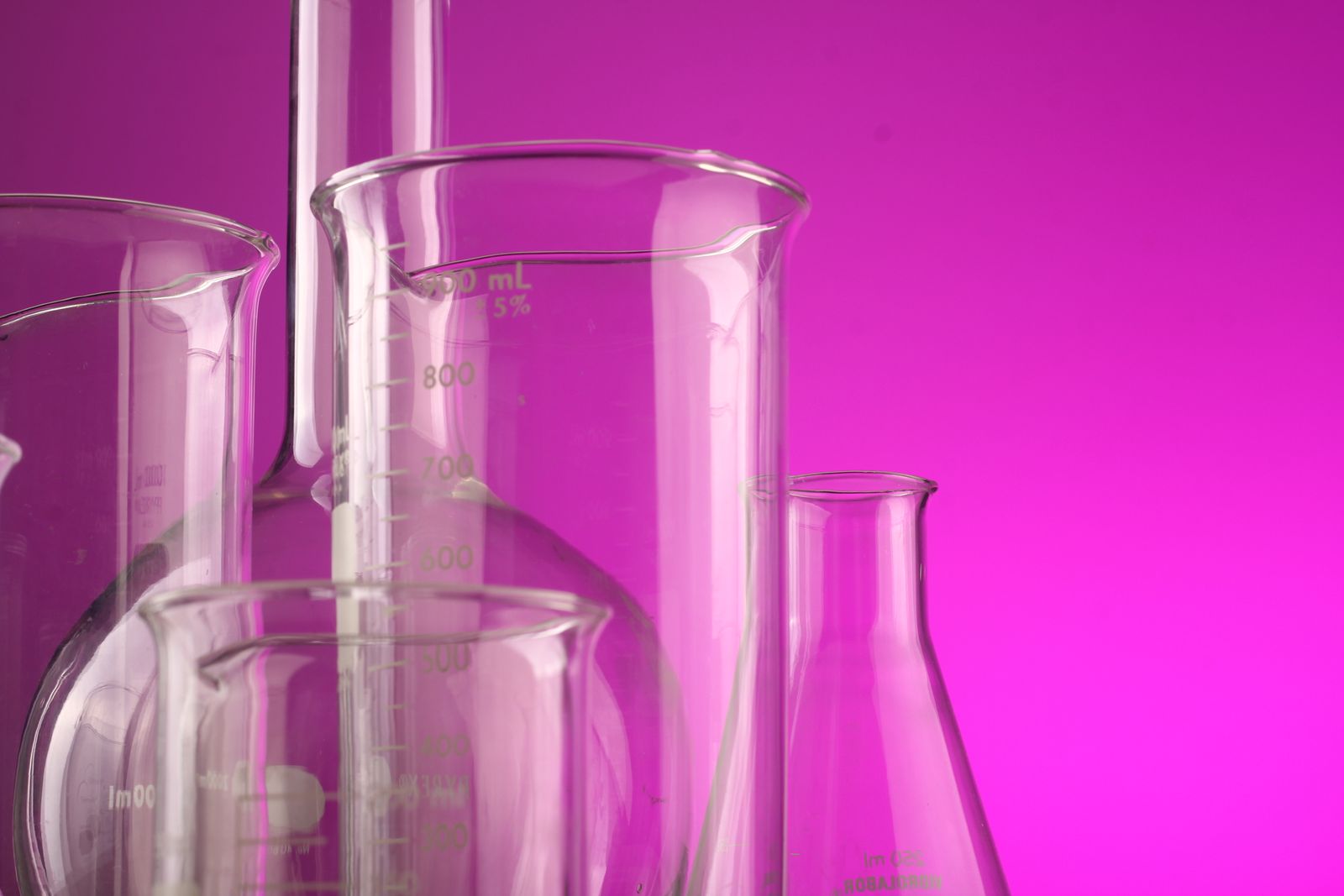 Vetreria da laboratorio chimico con provette e beute