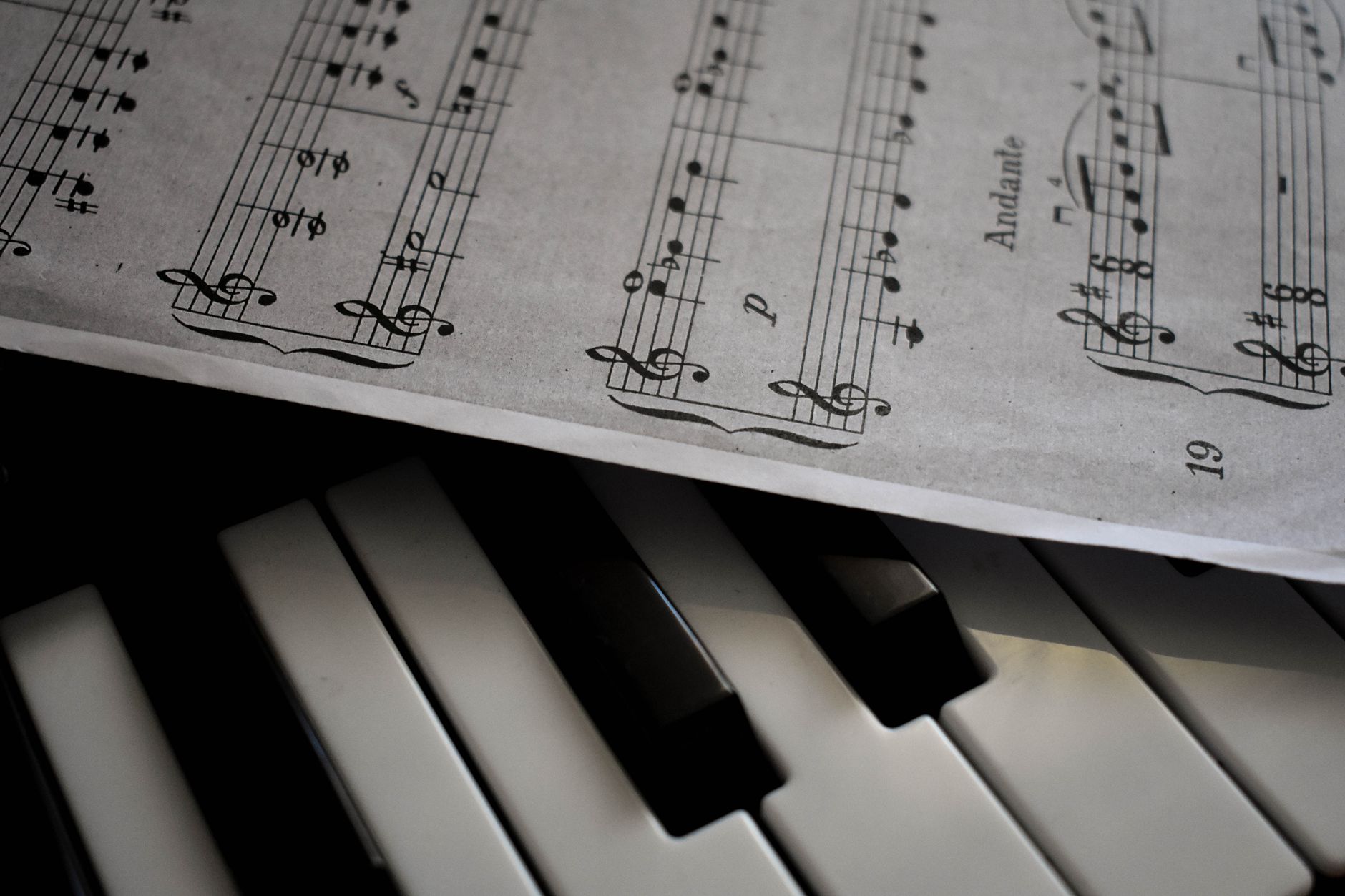 Spartito di musica classica con penna d'epoca