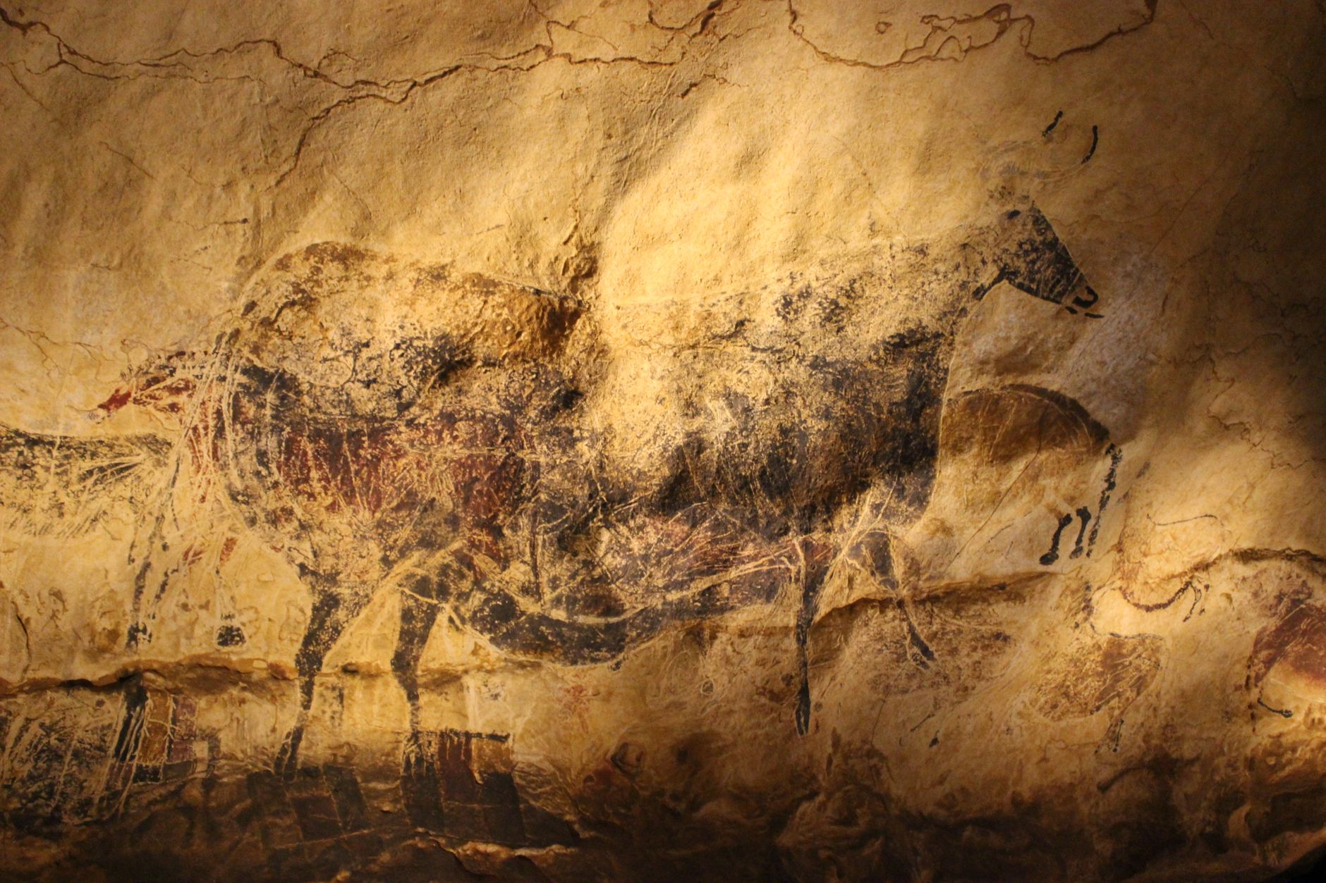Pittura rupestre preistorica di animali su parete di roccia