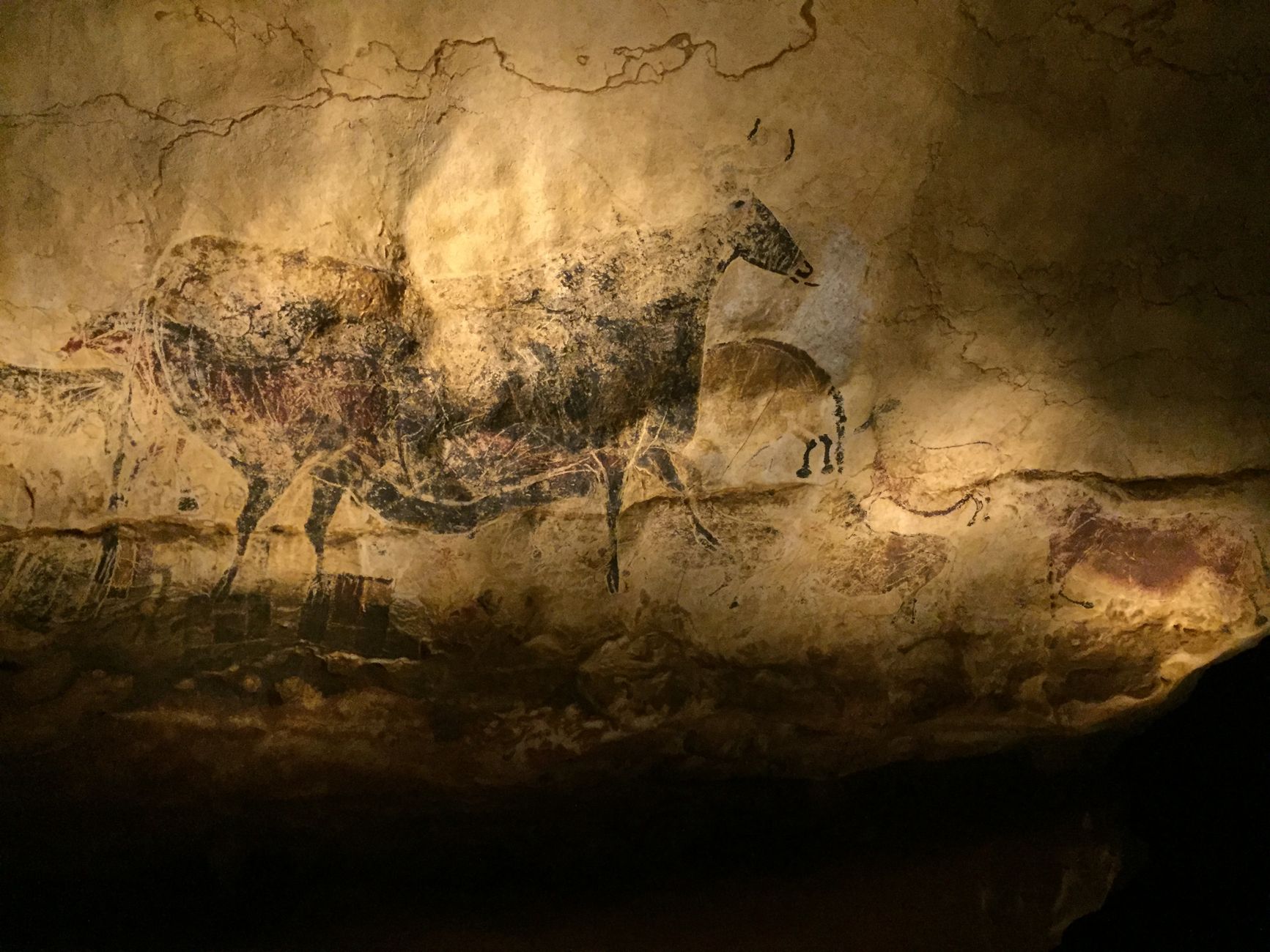 Sagome di mani dipinte in negativo su una parete di grotta
