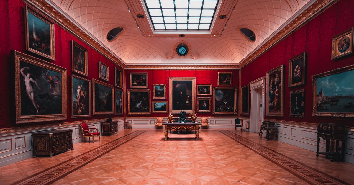 Visitatori in una galleria d'arte contemporanea