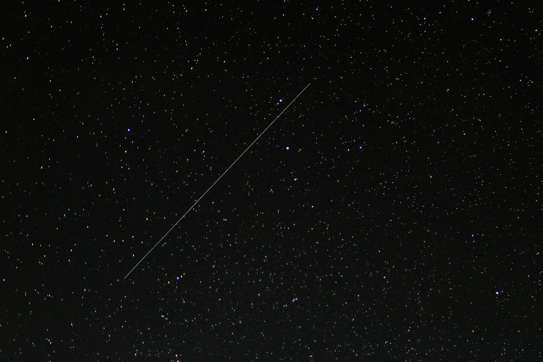 Asteroide roccioso che fluttua nello spazio profondo