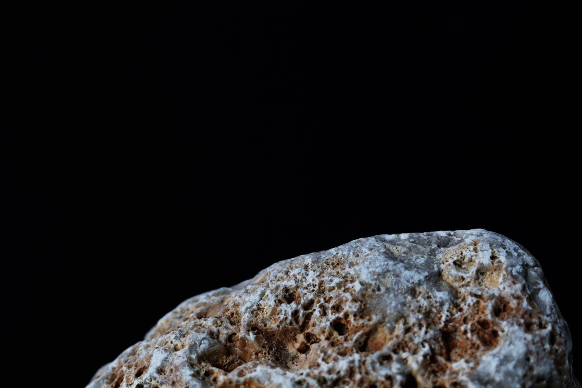 Campo stellato con corpi rocciosi del sistema solare