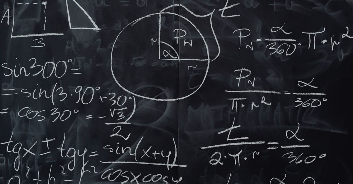 Formule matematiche scritte su una lavagna
