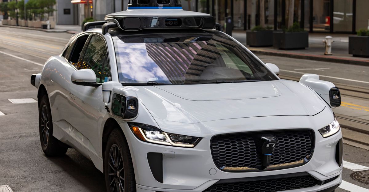 Auto a guida autonoma su strada