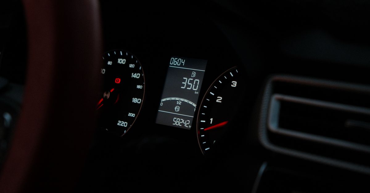 Cruscotto tecnologico di un'auto moderna