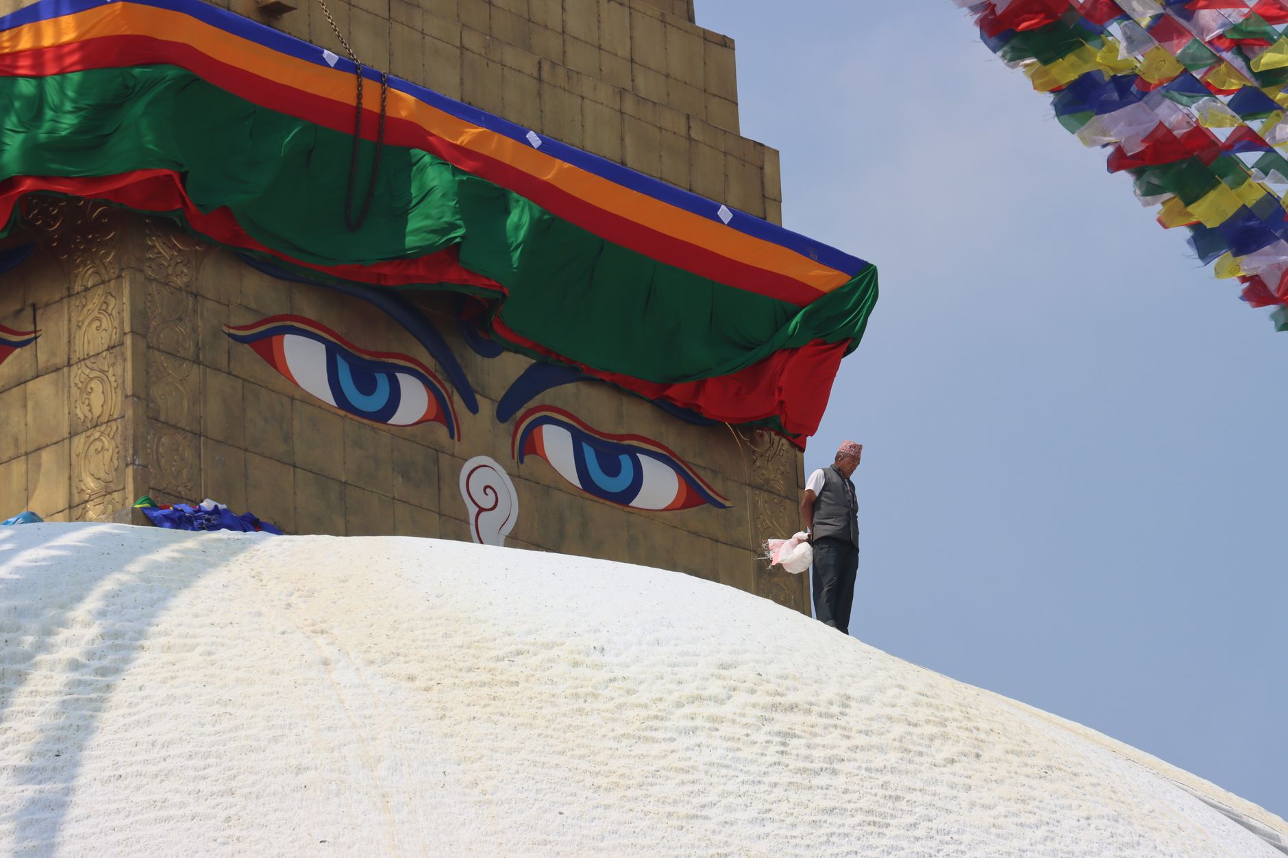 Bandiere di preghiera sulle montagne del Nepal