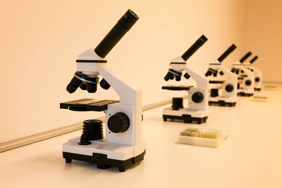 Ricercatore al microscopio in laboratorio