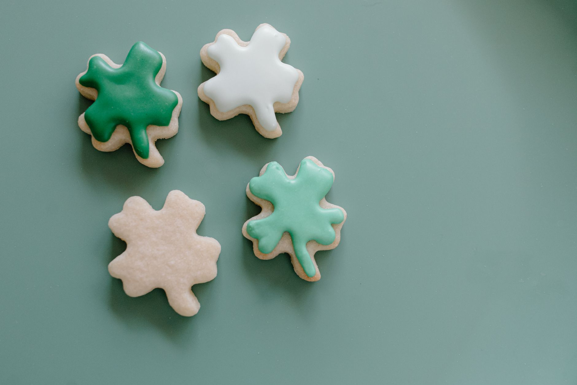 Biscotti della fortuna ammucchiati su un tavolo