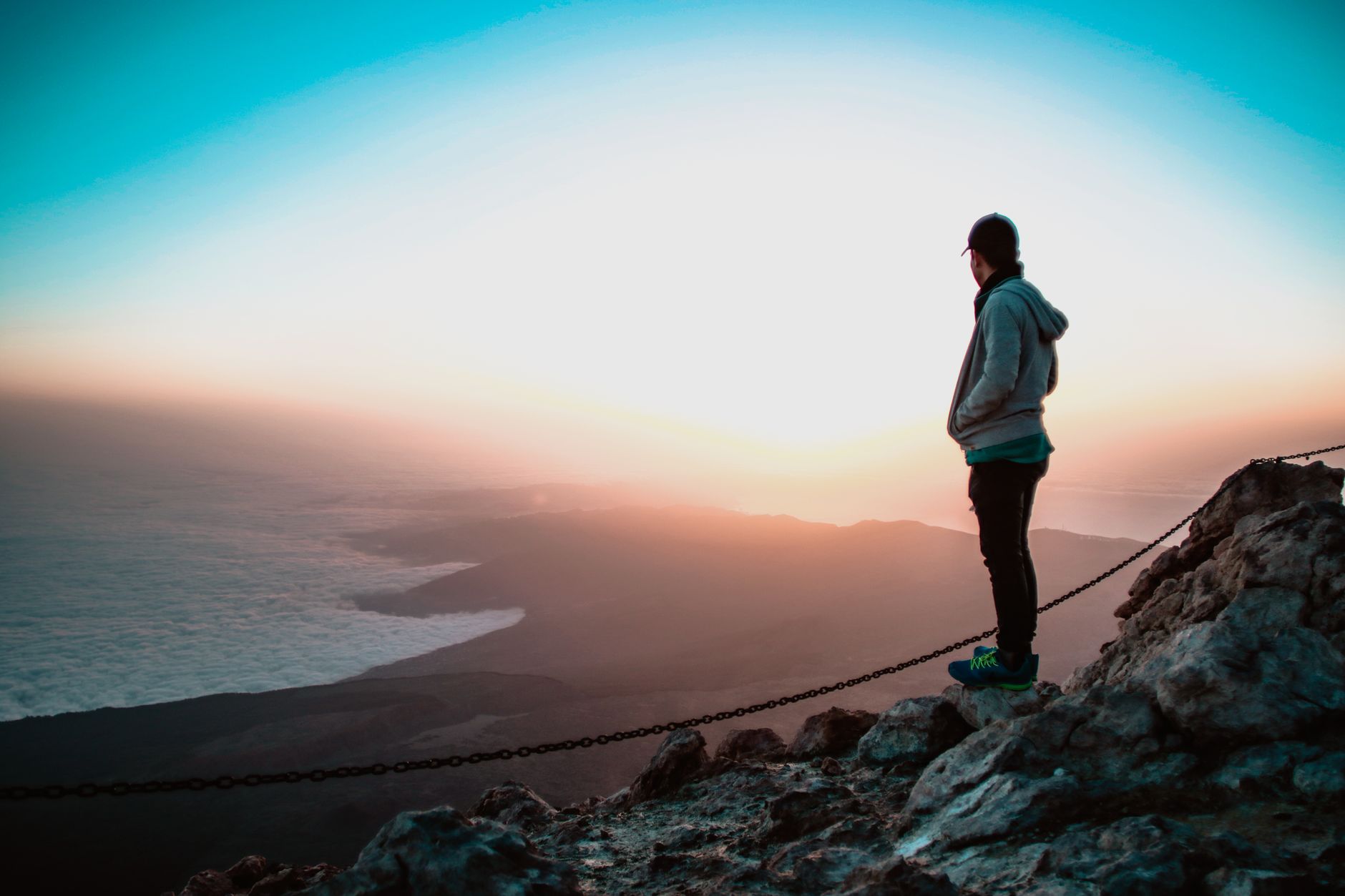 Silhouette di una persona che fissa l'orizzonte al tramonto