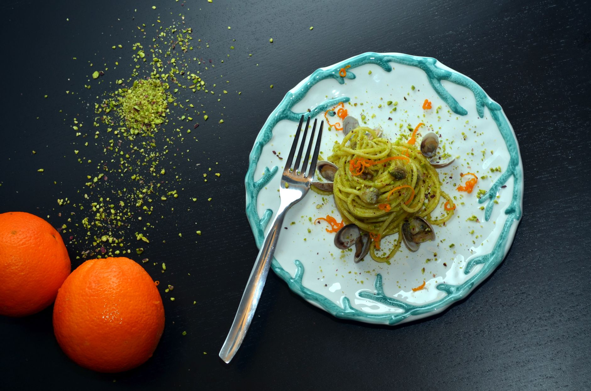 Bottarga grattugiata su un piatto di pasta