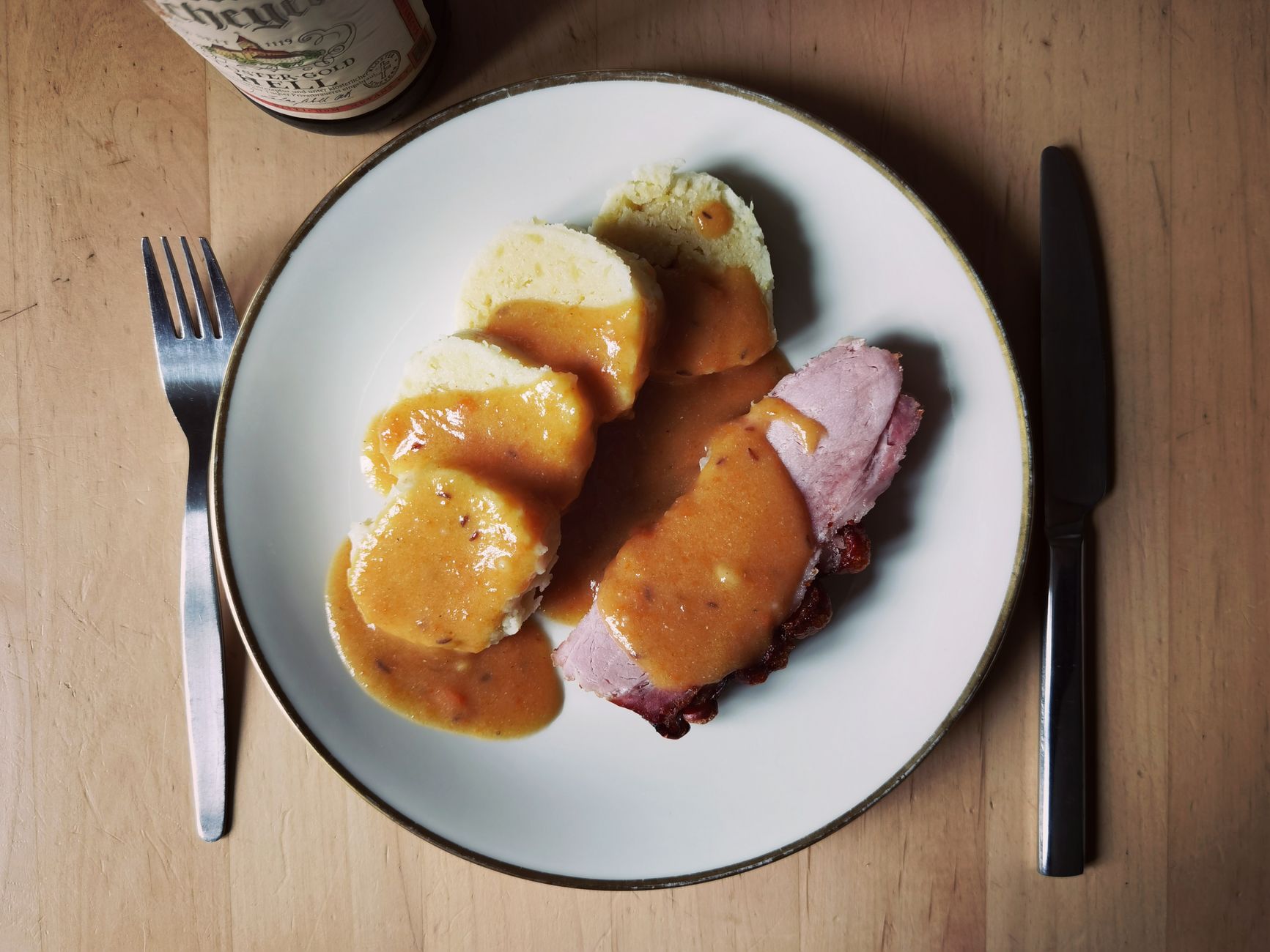 Canederli allo speck serviti in brodo caldo