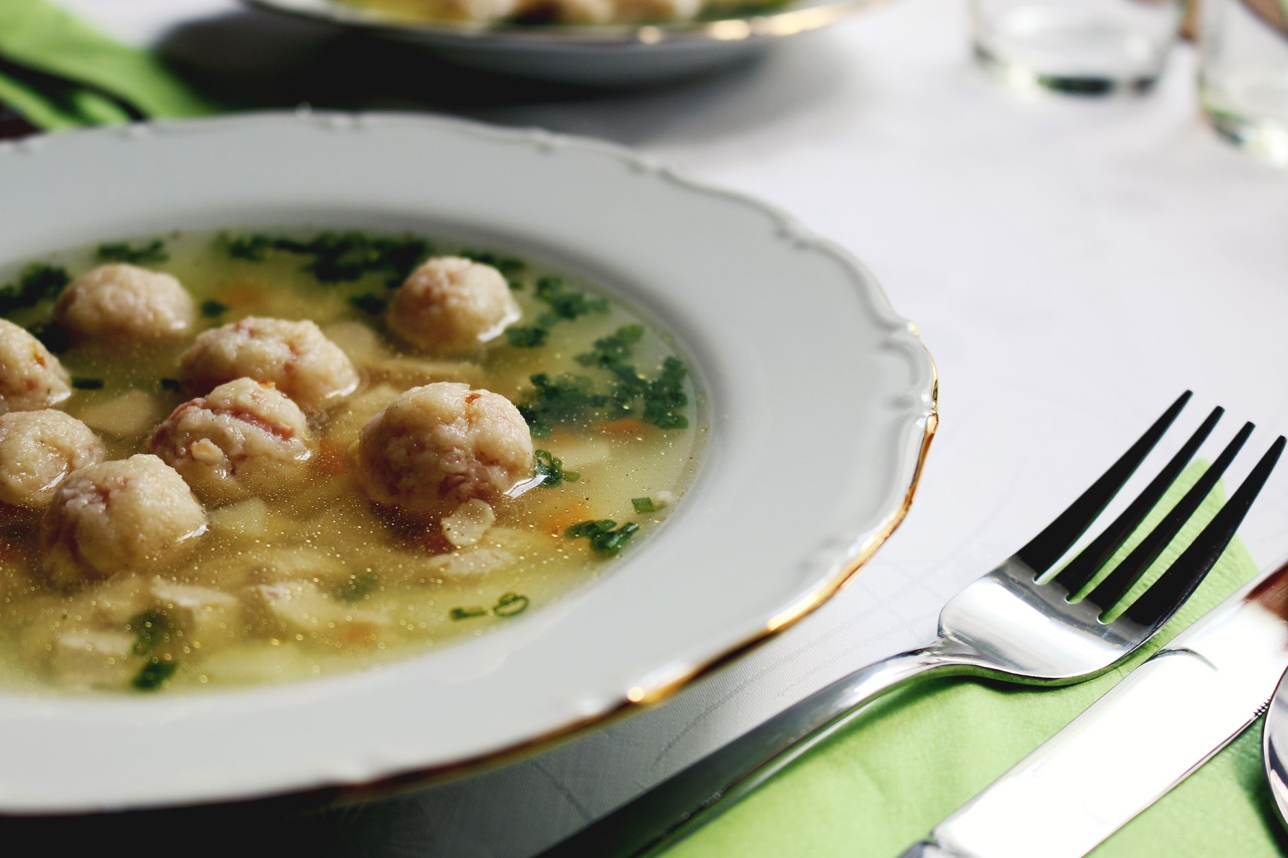 Canederli conditi con burro fuso e formaggio
