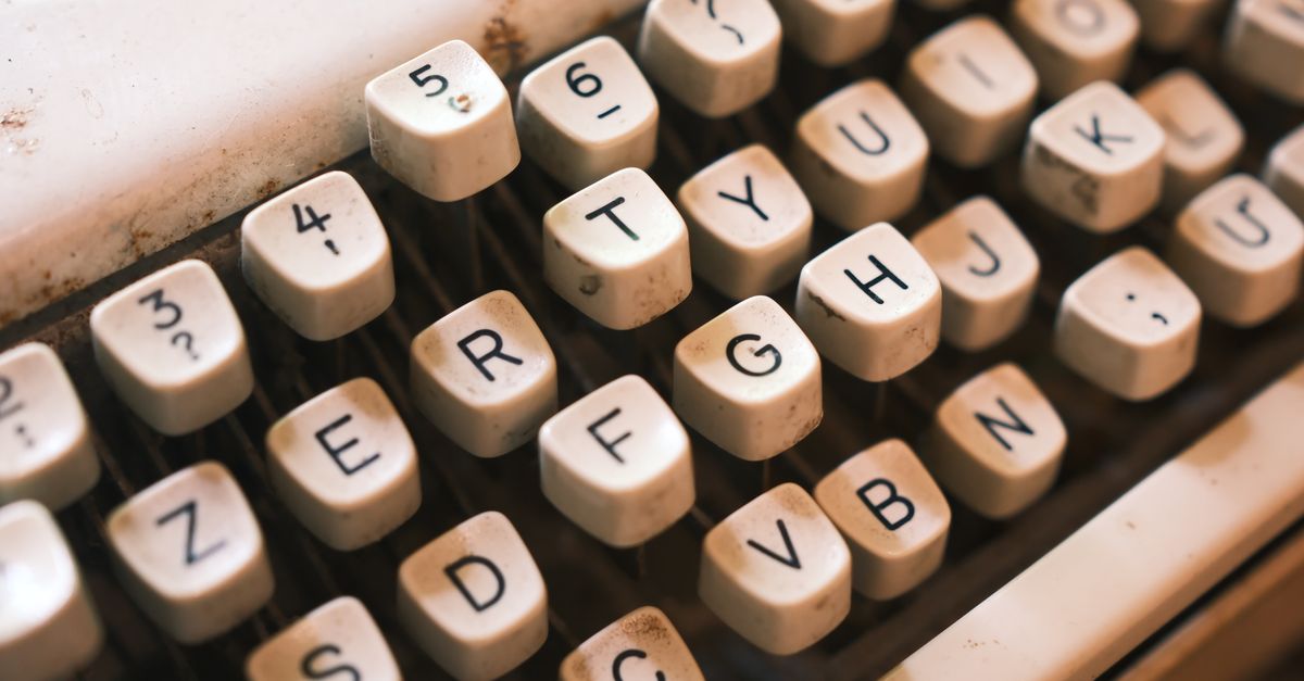 Vecchia macchina da scrivere su una scrivania