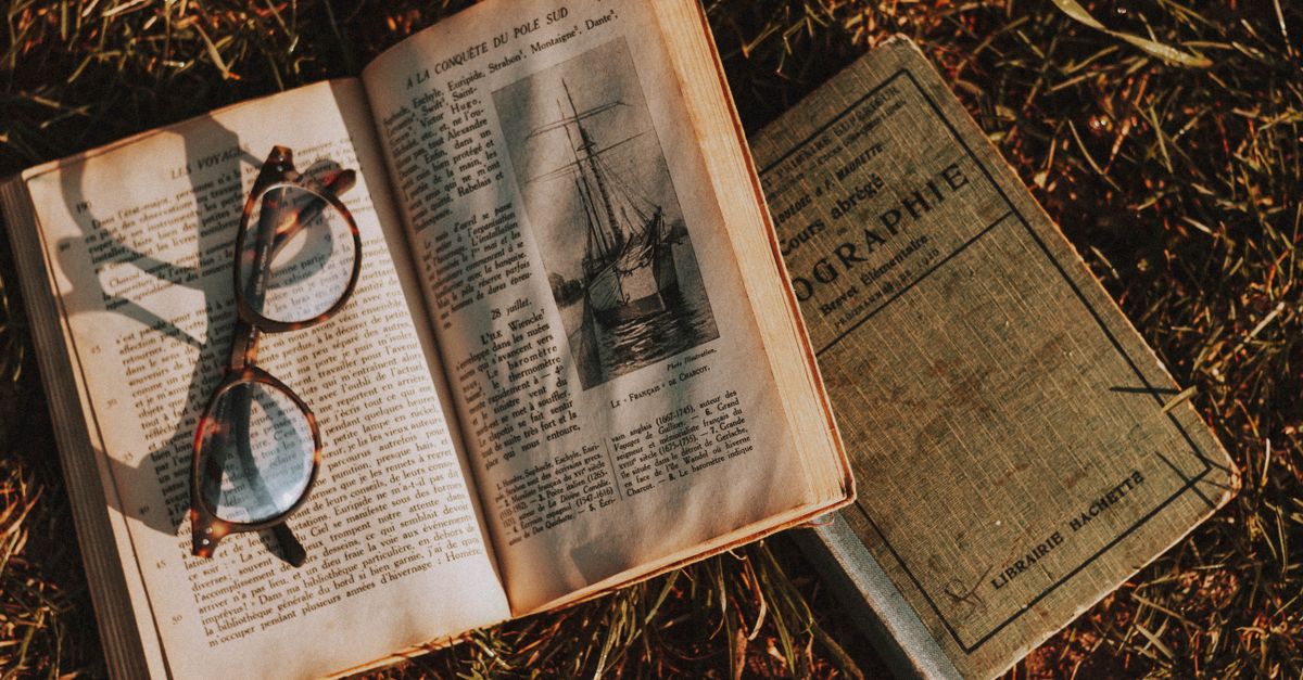 Vecchi libri di poesia impilati