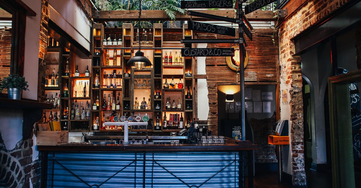 Interno di un vecchio bar