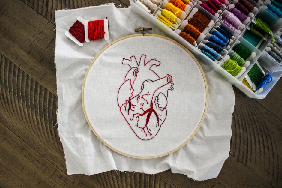 Modello anatomico del cuore umano su sfondo neutro