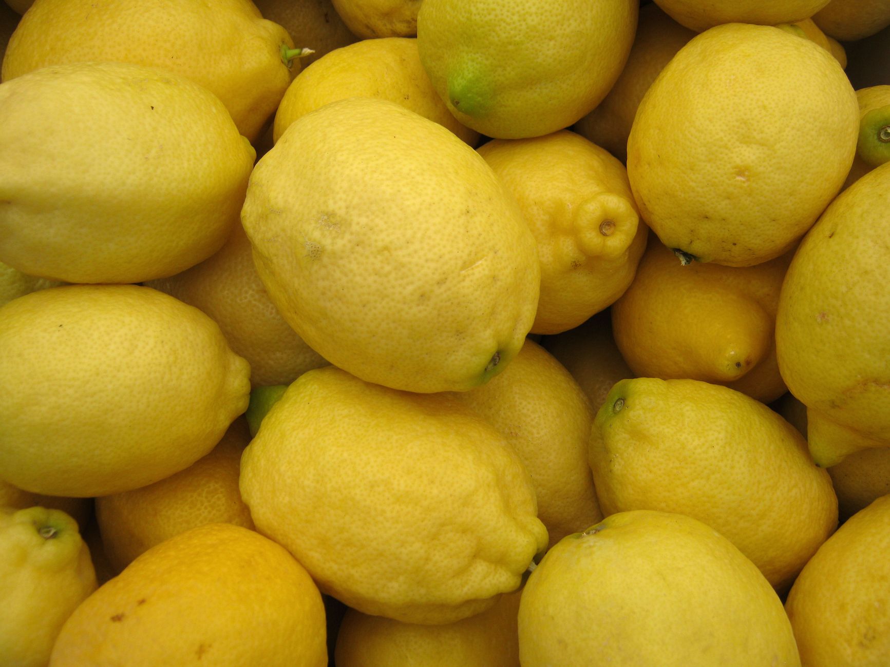 Limoni e arance freschi in un cesto