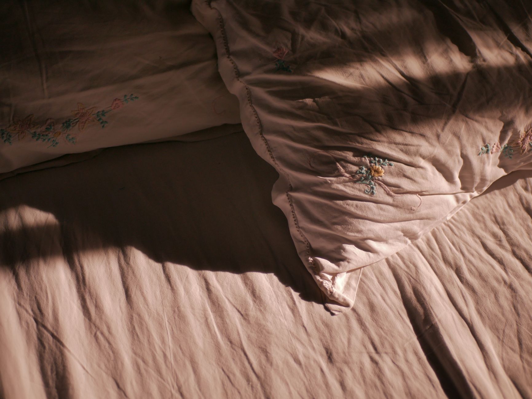 Persona che dorme e sogna serenamente