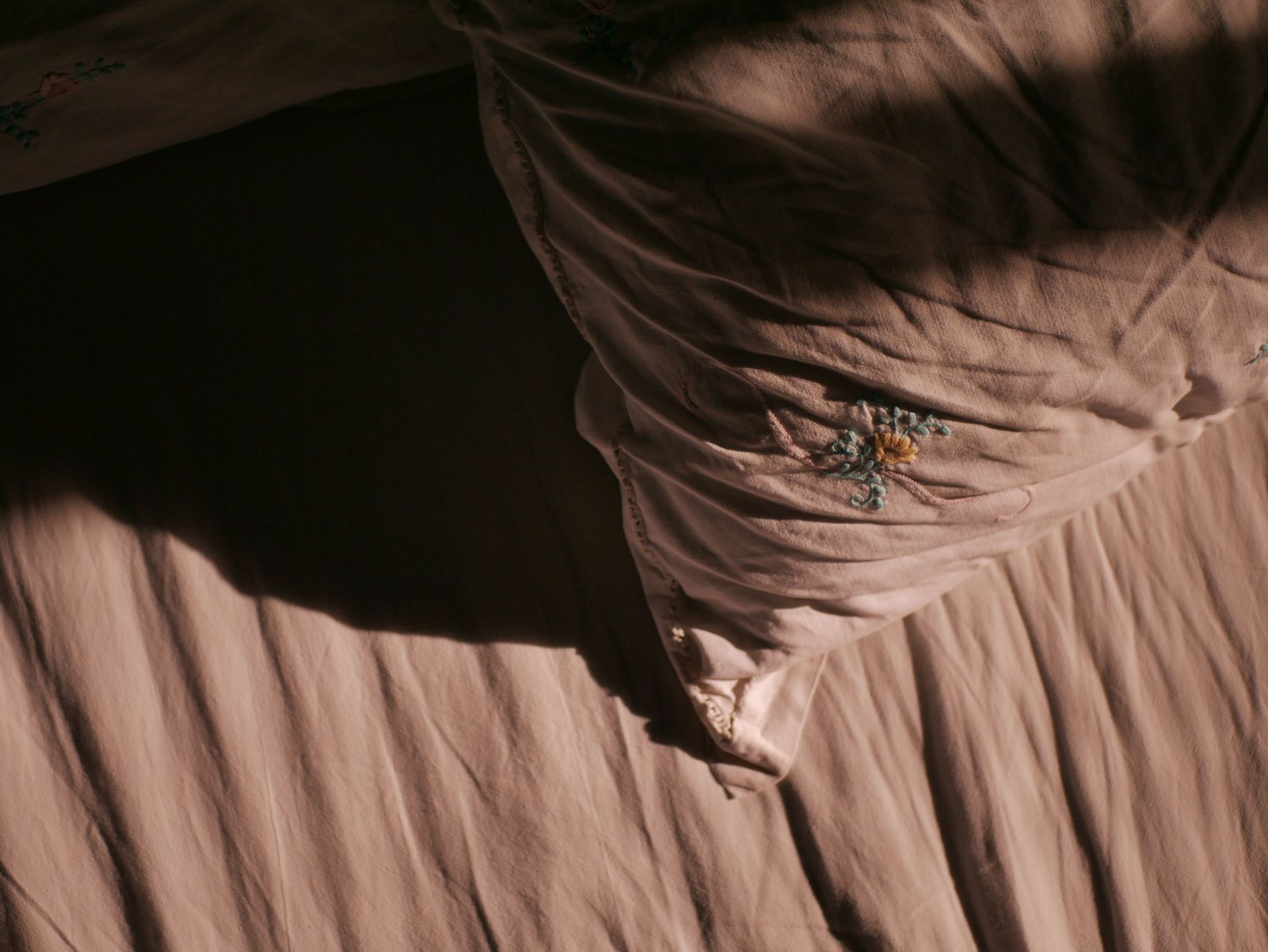 Persona addormentata a letto durante la notte