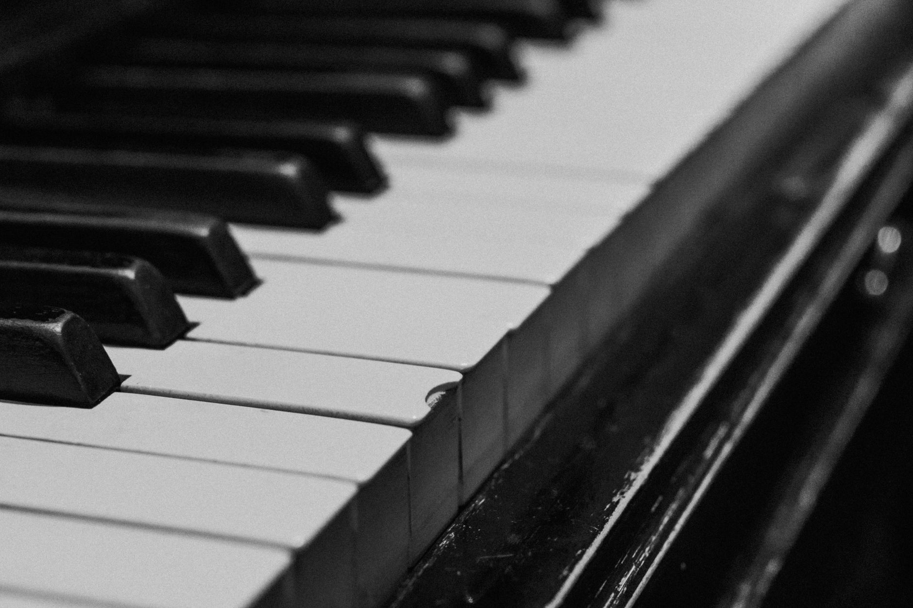 Pianoforte a coda in una sala da concerto