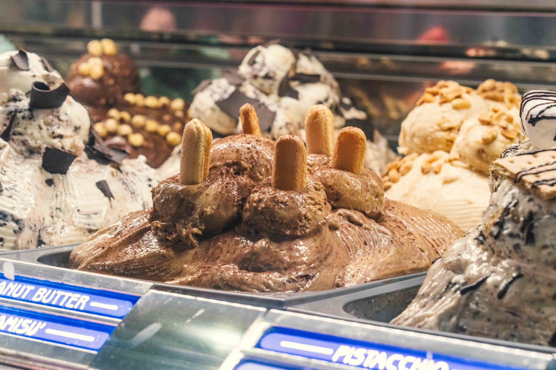 Coni di gelato artigianale colorato