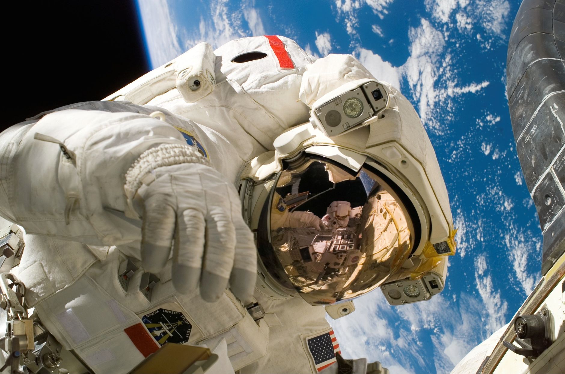 Il GPS usa una rete di satelliti come punti di riferimento nel cielo.