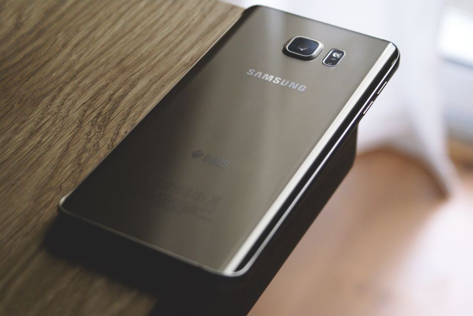 Smartphone appoggiato su una base di ricarica wireless