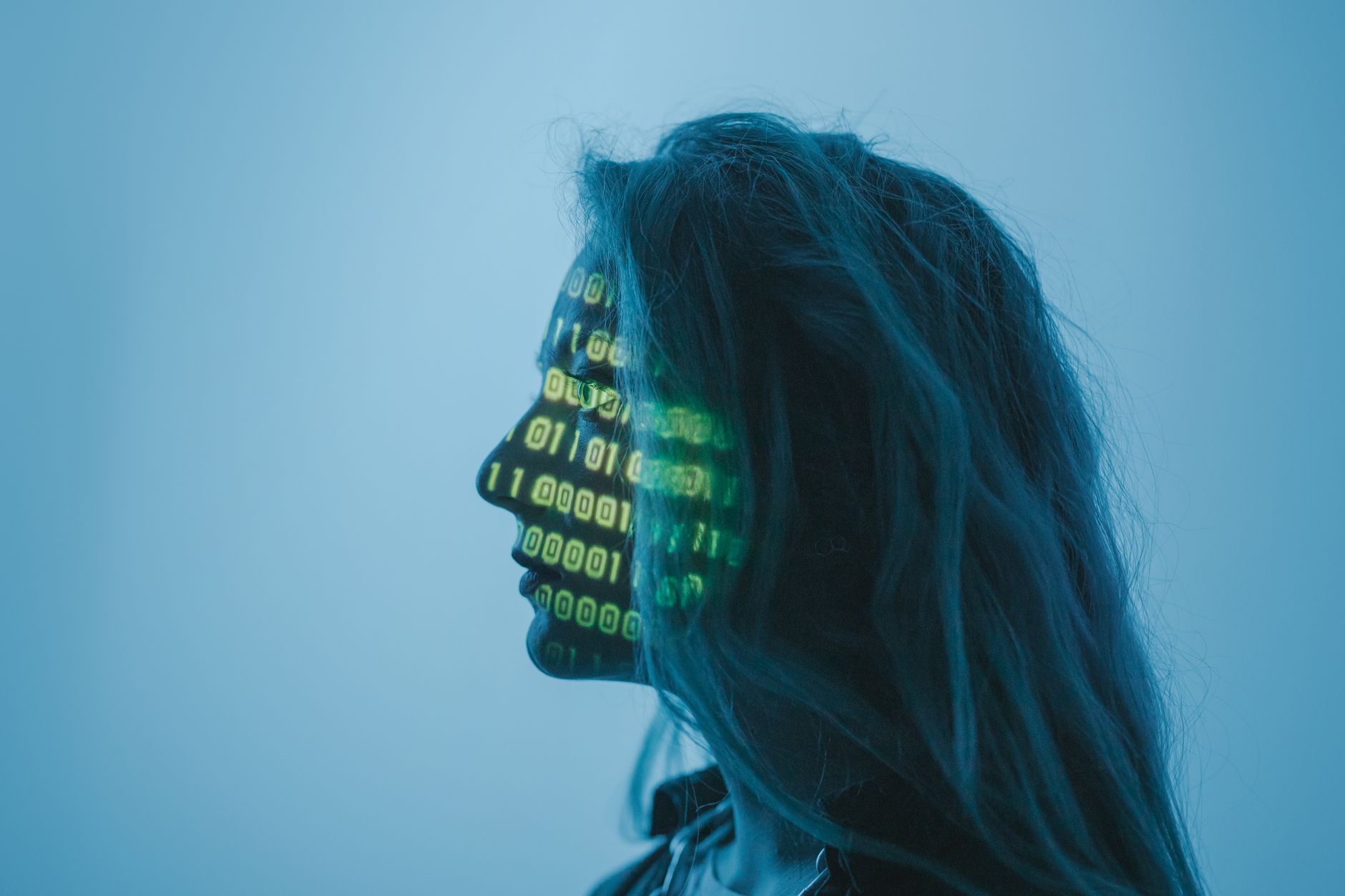 Interfaccia digitale che scansiona un viso con una griglia luminosa