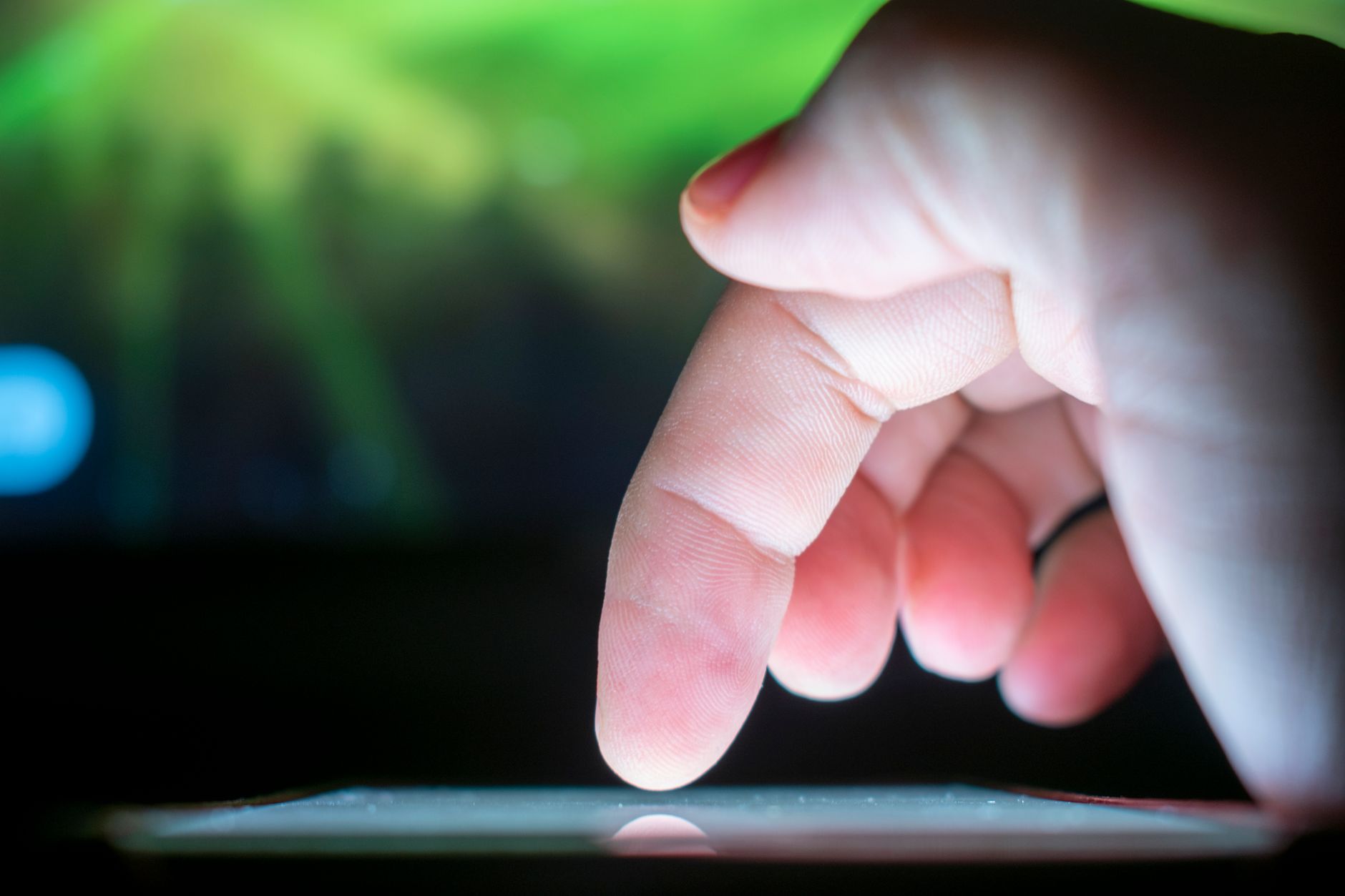 Primo piano di uno schermo touchscreen acceso