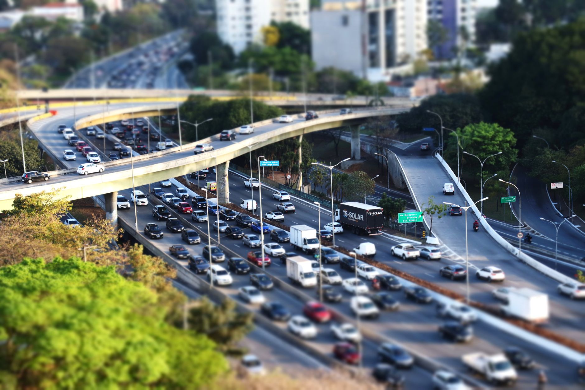 Automobile in transito su una strada urbana