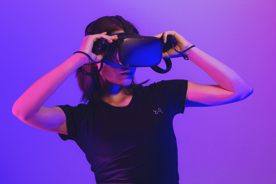 Persona che usa la realtà aumentata con lo smartphone