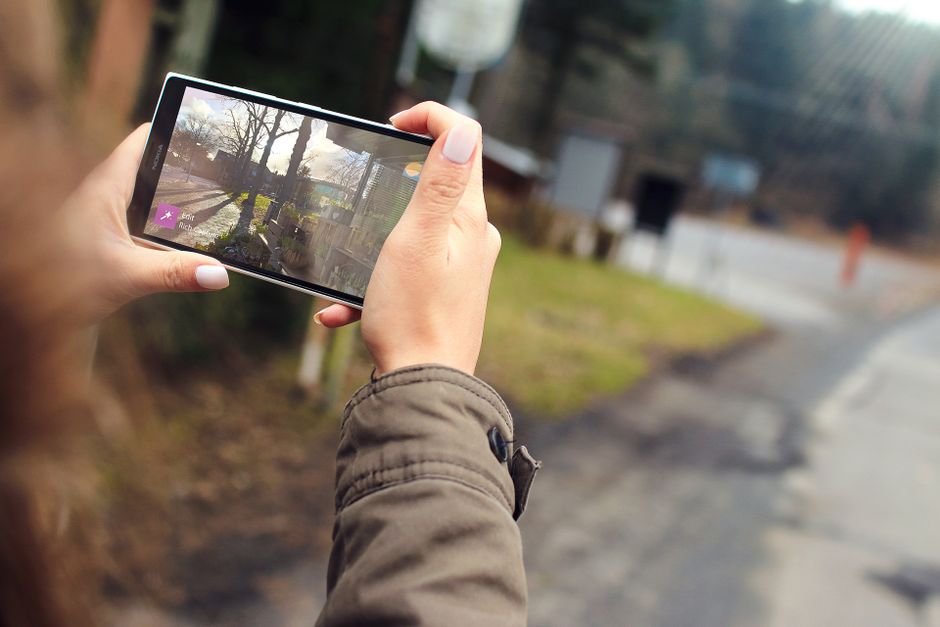 Interfaccia digitale futuristica sovrapposta alla realtà