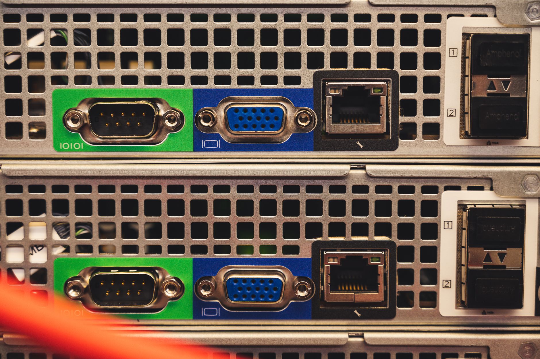 Server e cavi di rete in un centro dati