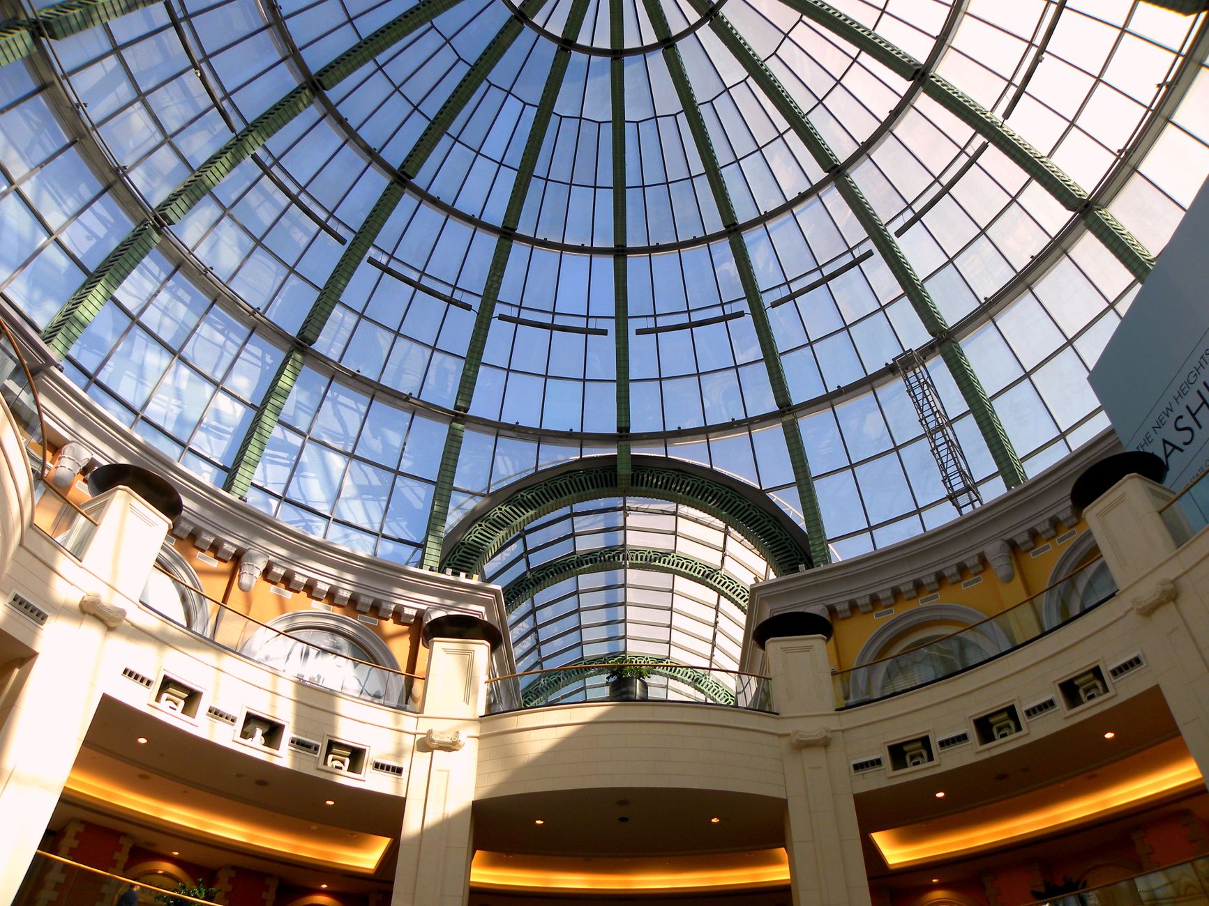 Interno luminoso di un grande centro commerciale su più piani