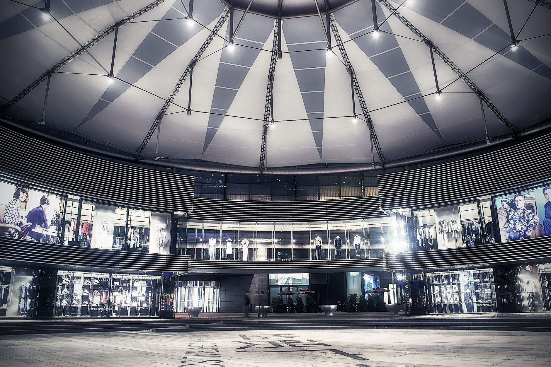 Ampia galleria di un centro commerciale con scale mobili