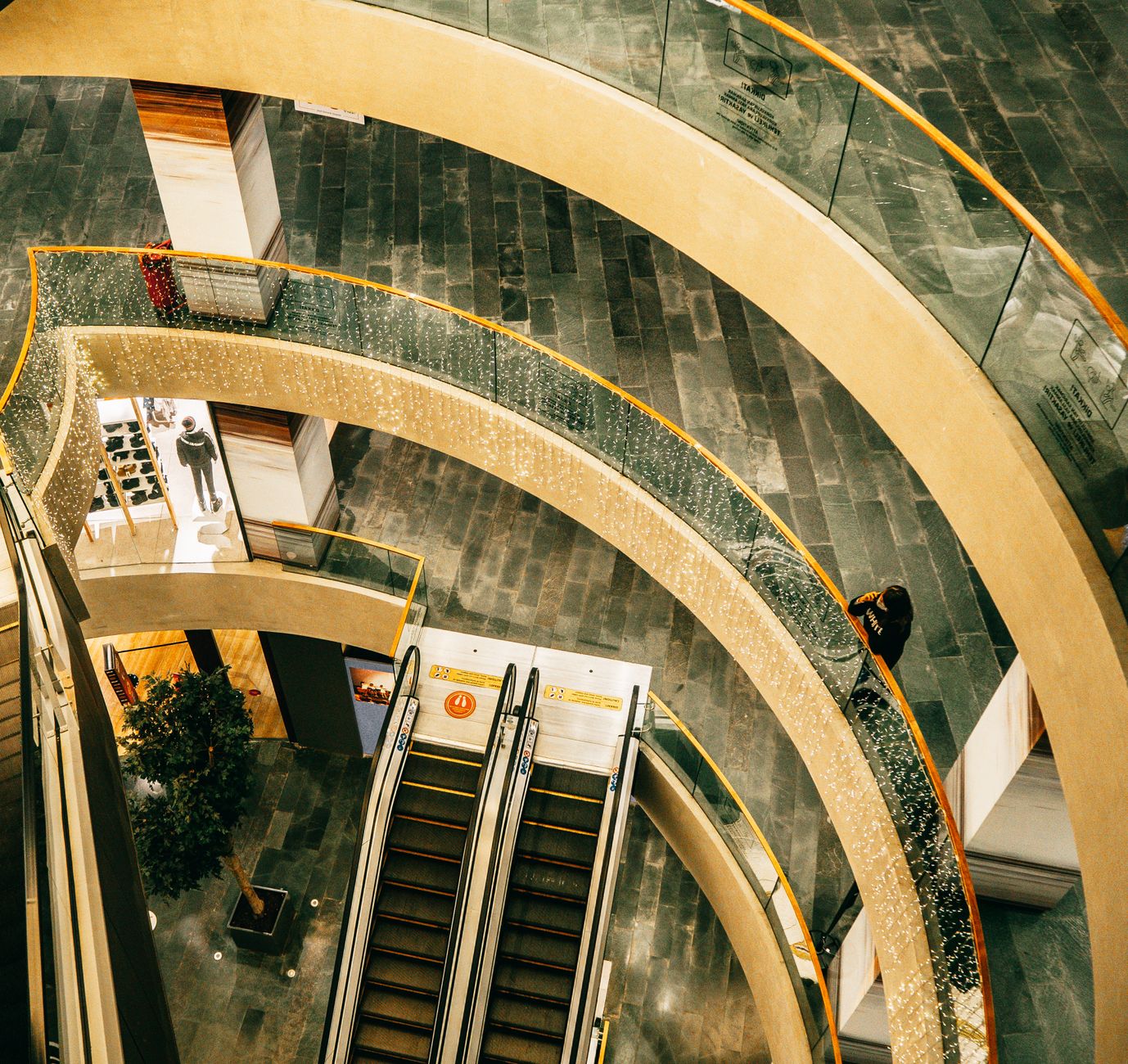 Grande atrio vetrato di un centro commerciale moderno